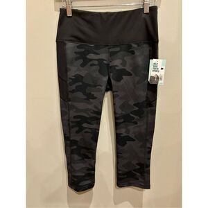 DSG NWT S performance high Rise Capri black camo w-waist pocket